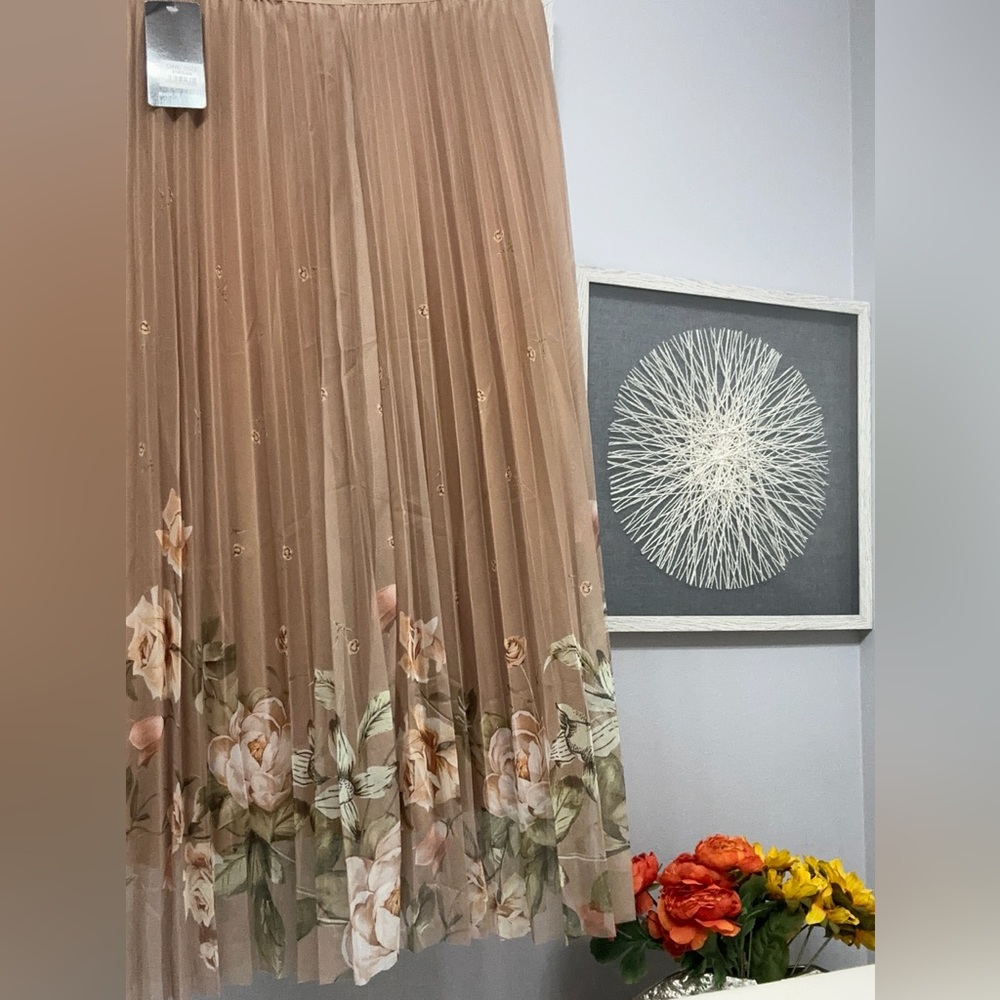 Pleated Floral Hem Midi Skirt in Taupe